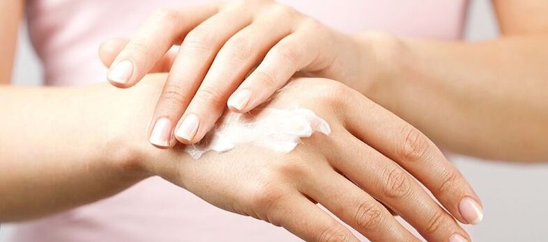 sapukan krim pada kulit tangan
